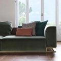 Scappini Home Sofa Over, trzyosobowa, z wbudowaną półką, tapicerką AZI-GL-501, dostępna w trzech rozmiarach, z metalową podstawą.