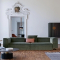 Scappini Home Sofa Over, trzyosobowa, z wbudowaną półką, tapicerką AZI-GL-501, dostępna w trzech rozmiarach, z metalową podstawą.