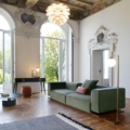 Scappini Home Sofa Over, trzyosobowa, z wbudowaną półką, tapicerką AZI-GL-501, dostępna w trzech rozmiarach, z metalową podstawą.