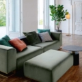 Scappini Home Sofa Over, trzyosobowa, z wbudowaną półką, tapicerką AZI-GL-501, dostępna w trzech rozmiarach, z metalową podstawą.