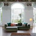 Scappini Home Sofa Over, trzyosobowa, z wbudowaną półką, tapicerką AZI-GL-501, dostępna w trzech rozmiarach, z metalową podstawą.