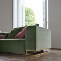 Scappini Home Sofa Over, trzyosobowa, z wbudowaną półką, tapicerką AZI-GL-501, dostępna w trzech rozmiarach, z metalową podstawą.
