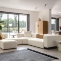 Scappini Home, sofa modułowa Over, trzyosobowa, z półką na tyłach, obicie z tkaniny AZI-GL-501, metalowa podstawa w kolorze mosiądzu.