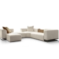 Scappini Home, sofa modułowa Over, trzyosobowa, z półką na tyłach, obicie z tkaniny AZI-GL-501, metalowa podstawa w kolorze mosiądzu.
