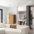 Scappini Home, sofa modułowa Over, trzyosobowa, z półką na tyłach, obicie z tkaniny AZI-GL-501, metalowa podstawa w kolorze mosiądzu.