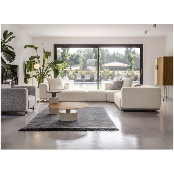 Scappini-Home-Over-Sofa-modulowa-3 Scappini Home, sofa modułowa Over, trzyosobowa, z półką na tyłach, obicie z tkaniny AZI-GL-501, metalowa podstawa w kolorze mosiądzu.