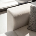 Scappini Home, sofa modułowa Over, trzyosobowa, z półką na tyłach, obicie z tkaniny AZI-GL-501, metalowa podstawa w kolorze mosiądzu.