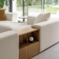 Scappini Home, sofa modułowa Over, trzyosobowa, z półką na tyłach, obicie z tkaniny AZI-GL-501, metalowa podstawa w kolorze mosiądzu.