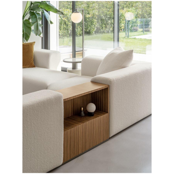 Scappini-Home-Over-Sofa-modulowa-8 Scappini Home, sofa modułowa Over, trzyosobowa, z półką na tyłach, obicie z tkaniny AZI-GL-501, metalowa podstawa w kolorze mosiądzu.