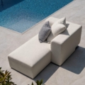 Scappini Home, sofa modułowa Over, trzyosobowa, z półką na tyłach, obicie z tkaniny AZI-GL-501, metalowa podstawa w kolorze mosiądzu.