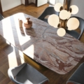 Scappini Home, stół Rock z cienkim marmurem Orobic Red, podstawa w odcieniu granatowego szarego z matową mosiężną platformą, rozmiar 230x120x78 cm.