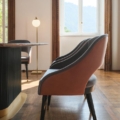 Scappini Home, stół Rock z cienkim marmurem Orobic Red, podstawa w odcieniu granatowego szarego z matową mosiężną platformą, rozmiar 230x120x78 cm.