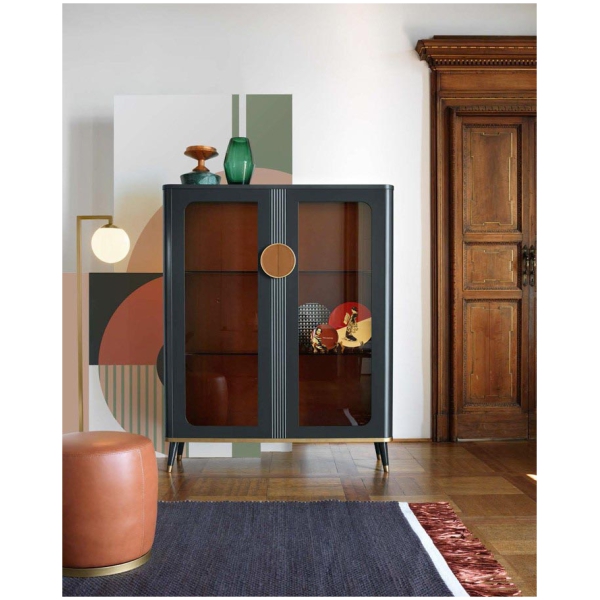 Scappini-Home-Smart-Witryna-1 Scappini Home Smart Vitrine to szara, matowa witryna z mosiężnymi detalami, skórzanymi uchwytami, oświetleniem LED i półkami z dymnego szkła.