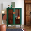 Scappini Home Smart Vitrine to szara, matowa witryna z mosiężnymi detalami, skórzanymi uchwytami, oświetleniem LED i półkami z dymnego szkła.