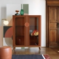 Scappini Home Smart Vitrine to szara, matowa witryna z mosiężnymi detalami, skórzanymi uchwytami, oświetleniem LED i półkami z dymnego szkła.