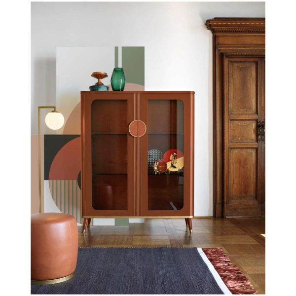 Scappini-Home-Smart-Witryna-3 Scappini Home Smart Vitrine to szara, matowa witryna z mosiężnymi detalami, skórzanymi uchwytami, oświetleniem LED i półkami z dymnego szkła.