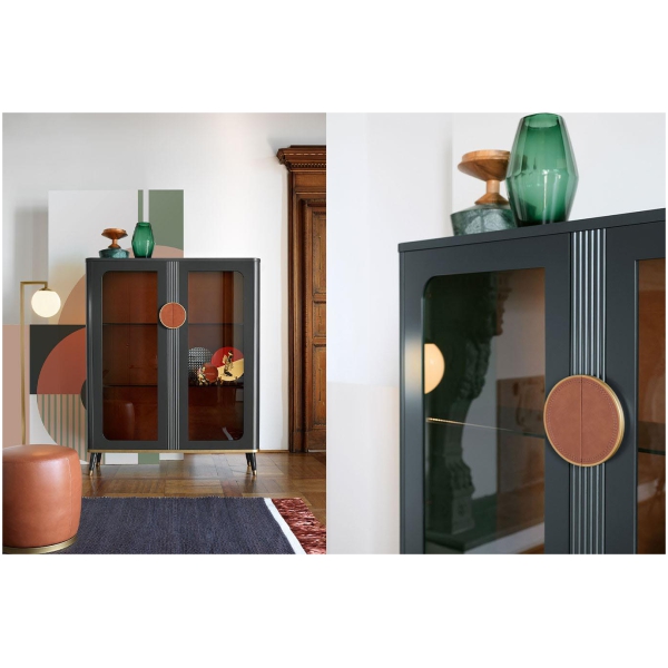 Scappini-Home-Smart-Witryna-4 Scappini Home Smart Vitrine to szara, matowa witryna z mosiężnymi detalami, skórzanymi uchwytami, oświetleniem LED i półkami z dymnego szkła.