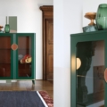 Scappini Home Smart Vitrine to szara, matowa witryna z mosiężnymi detalami, skórzanymi uchwytami, oświetleniem LED i półkami z dymnego szkła.