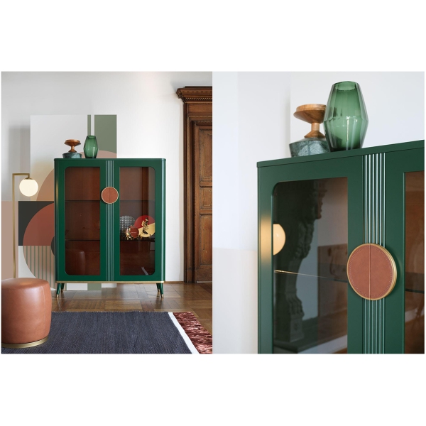 Scappini-Home-Smart-Witryna-6 Scappini Home Smart Vitrine to szara, matowa witryna z mosiężnymi detalami, skórzanymi uchwytami, oświetleniem LED i półkami z dymnego szkła.