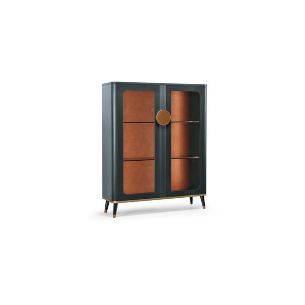 Scappini-Home-Smart-Witryna Scappini Home Smart Vitrine to szara, matowa witryna z mosiężnymi detalami, skórzanymi uchwytami, oświetleniem LED i półkami z dymnego szkła.