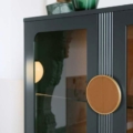 Scappini Home Smart Vitrine to szara, matowa witryna z mosiężnymi detalami, skórzanymi uchwytami, oświetleniem LED i półkami z dymnego szkła.