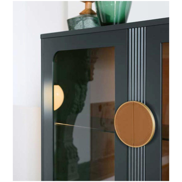 Scappini-Home-Smart-Witryna-9 Scappini Home Smart Vitrine to szara, matowa witryna z mosiężnymi detalami, skórzanymi uchwytami, oświetleniem LED i półkami z dymnego szkła.