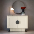 Komoda Smile Scappini Home, miedziano-brązowa z mosiężnymi detalami, szklanym blatem i oświetleniem LED.