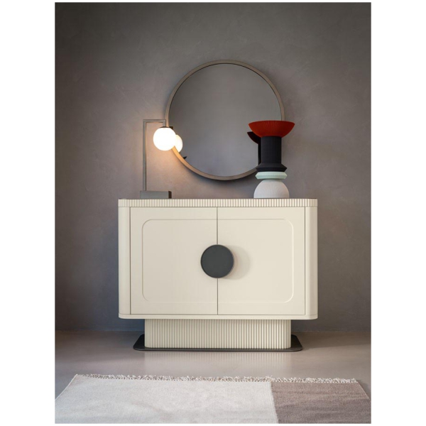 Scappini-Home-Smile-Komoda-Kredens-6 Komoda Smile Scappini Home, miedziano-brązowa z mosiężnymi detalami, szklanym blatem i oświetleniem LED.