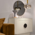 Komoda Smile Scappini Home, miedziano-brązowa z mosiężnymi detalami, szklanym blatem i oświetleniem LED.