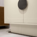 Komoda Smile Scappini Home, miedziano-brązowa z mosiężnymi detalami, szklanym blatem i oświetleniem LED.