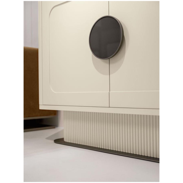 Scappini-Home-Smile-Komoda-Kredens-8 Komoda Smile Scappini Home, miedziano-brązowa z mosiężnymi detalami, szklanym blatem i oświetleniem LED.
