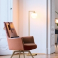 Fotel Scappini Home Smoke z mosiężną podstawą, tapicerką z miękkiej skóry DAK-DI 0229 i regulowanym zagłówkiem.