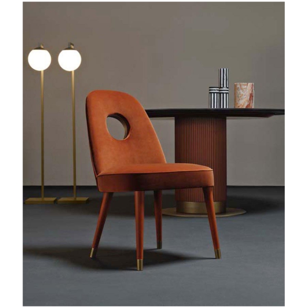 Scappini-Home-Spy-Krzeslo-2 Scappini Home Spy Chair, krzesło z tkaniną AZI-GL 303, mosiężnymi akcentami, nogami w kolorze miedzianym i matowym wykończeniu.