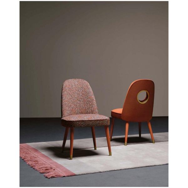 Scappini-Home-Spy-Krzeslo-4 Scappini Home Spy Chair, krzesło z tkaniną AZI-GL 303, mosiężnymi akcentami, nogami w kolorze miedzianym i matowym wykończeniu.