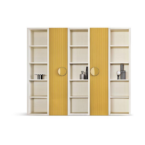 Scappini-Home-Stage-Modulowa-biblioteczka Scappini Home prezentuje modułową biblioteczkę STAGE N29 w kolorze Oyster White z ryflowanymi drzwiami w kolorze Honey Yellow i uchwytami z wykończeniem tytanowym.