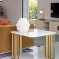 Stoliki kawowe Scappini Home, modele Sunset (N39) i Sunrise (N40), z nowoczesnymi, eleganckimi akcentami, różnymi wykończeniami blatów i metalowymi podstawami.