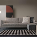 Scappini Home, stolik kawowy Up, blat z lustra dymionego, wykończenie mosiężne, podstawa z ryflowanego drewna w kolorze Granite Grey.
