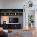 Szafka RTV Wide Scappini Home, Granite Grey, matowe wykończenie, blat z lakierowanego szkła, regulowane półki, uchwyty z mosiądzu i skóry.