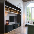 Szafka RTV Wide Scappini Home, Granite Grey, matowe wykończenie, blat z lakierowanego szkła, regulowane półki, uchwyty z mosiądzu i skóry.