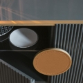 Szafka RTV Wide Scappini Home, Granite Grey, matowe wykończenie, blat z lakierowanego szkła, regulowane półki, uchwyty z mosiądzu i skóry.