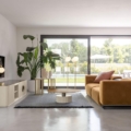 Szafka RTV Wide Scappini Home, Granite Grey, matowe wykończenie, blat z lakierowanego szkła, regulowane półki, uchwyty z mosiądzu i skóry.