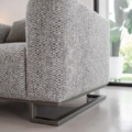 Fotel SCAPPINI Wing N38, wykończony aksamitem, z metalową podstawą w mosiężnym wykończeniu, o wymiarach 104x95x71 cm.