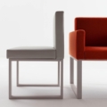 Laurameroni BD 03 Fotel tapicerowany z drewnianymi nogami z kolekcji Maxima projektu Bartoli Design