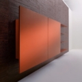 Laurameroni BD 17 BD 47 Szafka ścienna z rzeźbionymi drzwiami z kolekcji Decor projektu Bartoli Design