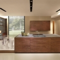 Laurameroni Bellagio Kitchen Kuchnia z marmuru szkła i drewna z kolekcji Decor projektu Bartoli Design