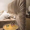 Laurameroni Drapè Bed Łóżkodrewno i aksamit z kolekcji Drapè projektu Bartoli Design
