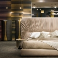 Laurameroni Drapè Bed Łóżkodrewno i aksamit z kolekcji Drapè projektu Bartoli Design