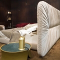 Laurameroni Drapè Bed Łóżkodrewno i aksamit z kolekcji Drapè projektu Bartoli Design