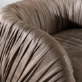 Laurameroni Drapè Lounge Fotel obrotowy skórzany z kolekcji Drapè projektu Bartoli Design