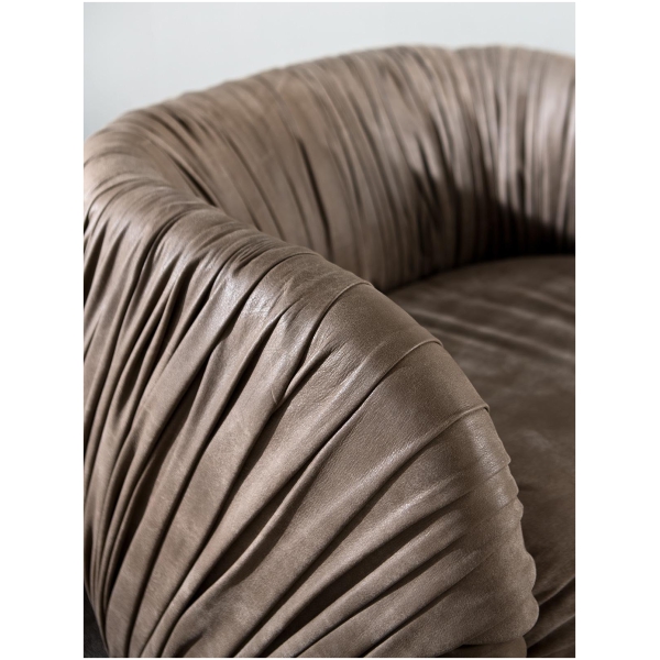 Laurameroni-Drape-Lounge-Fotel-obrotowy-skorzany-kolekcja-Drape-Bartoli-Design-1.jpg Laurameroni Drapè Lounge Fotel obrotowy skórzany z kolekcji Drapè projektu Bartoli Design